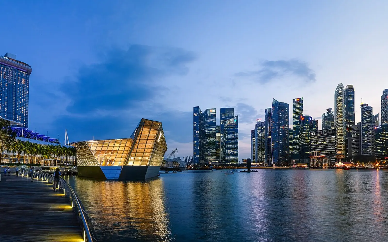 Marina Bay and the Singapore skyline at dusk